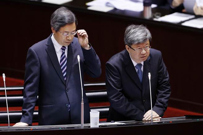 臺(tái)政大校方撕毀學(xué)生228海報(bào) 吳思華坦誠不適當(dāng) 臺(tái)政大校方撕毀學(xué)生228海報(bào) 吳思華坦誠不適當(dāng)