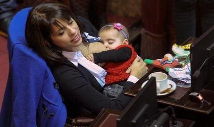 阿根廷女議員在議會哺乳,引發輿論爭議 阿根廷女議員在議會哺乳,引發輿論爭議