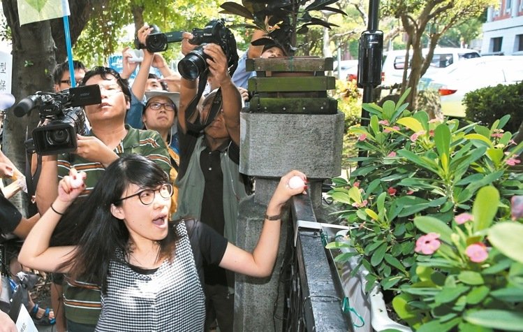 臺大學生不滿學習型助理制 赴臺當局教育部門抗議 臺大學生不滿學習型助理制 赴臺當局教育部門抗議