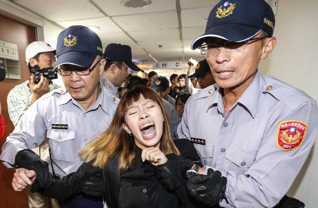 青年勞團(tuán)1日闖入民進(jìn)黨團(tuán)總召柯建銘辦公室,要求柯建銘出來對(duì)話。圖為抗議f者被警方壓制離場(chǎng) 青年勞團(tuán)1日闖入民進(jìn)黨團(tuán)總召柯建銘辦公室,要求柯建銘出來對(duì)話。圖為抗議f者被警方壓制離場(chǎng)