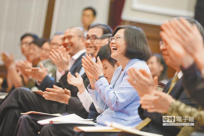 ��Ӣ���c�F(xi��n)�����e��������ʢ�磬�����ݳ��ߎ����ľ��ʱ��ݹ��ƺȲ�