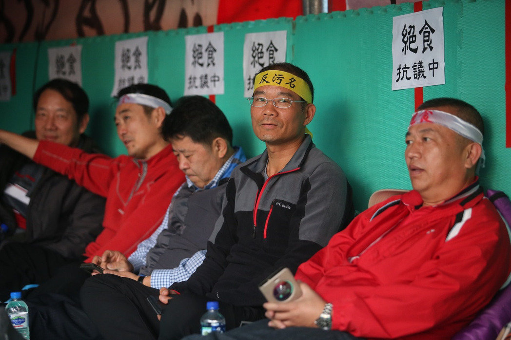 臺媒批民進黨當(dāng)局年金改革大唱雙簧 臺媒批民進黨當(dāng)局年金改革大唱雙簧