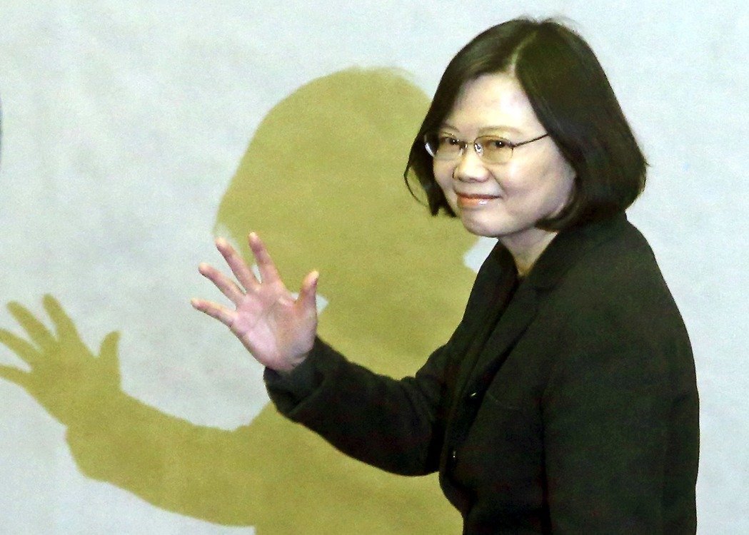 臺(tái)媒:蔡英文特勤嚴(yán)防握手放毒 隨身帶解毒劑保命 臺(tái)媒:蔡英文特勤嚴(yán)防握手放毒 隨身帶解毒劑保命