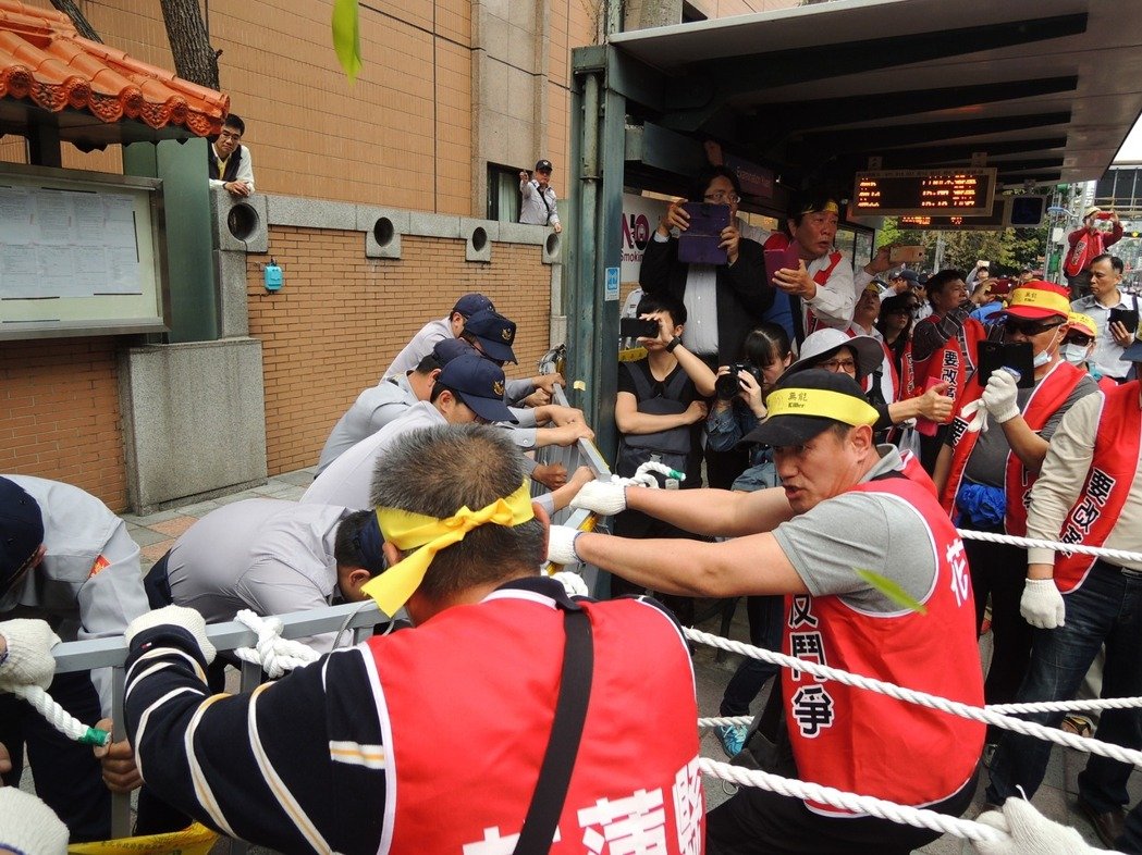 臺(tái)灣抗議群眾推倒拒馬沖突 手比“倒扁手勢(shì)”倒蔡 臺(tái)灣抗議群眾推倒拒馬沖突 手比“倒扁手勢(shì)”倒蔡