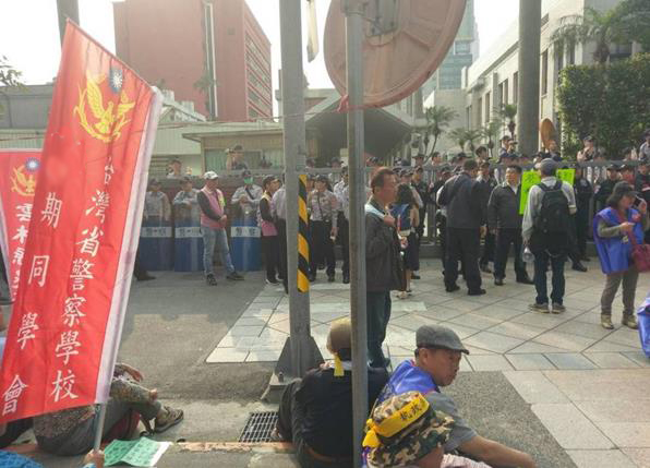 悲涼!昔“立法院”警察總隊(duì)長(zhǎng)如今帶頭闖“立法院” 悲涼!昔“立法院”警察總隊(duì)長(zhǎng)如今帶頭闖“立法院”