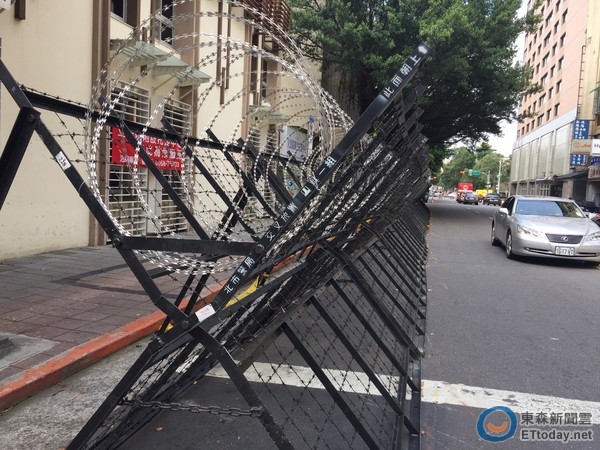 臺"立院"架刀片、布重兵防抗議群眾 被批像"監獄" 臺"立院"架刀片、布重兵防抗議群眾 被批像"監獄"