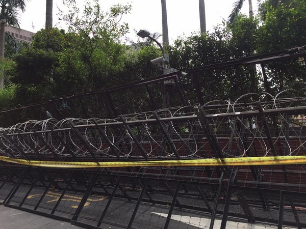 臺"立院"架刀片、布重兵防抗議群眾 被批像"監獄" 臺"立院"架刀片、布重兵防抗議群眾 被批像"監獄"