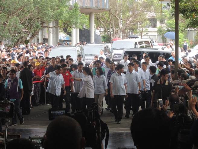 蔡英文自稱是"做事的人"被封"嘴炮" 網友:做壞事那種! 蔡英文自稱是"做事的人"被封"嘴炮" 網友:做壞事那種!