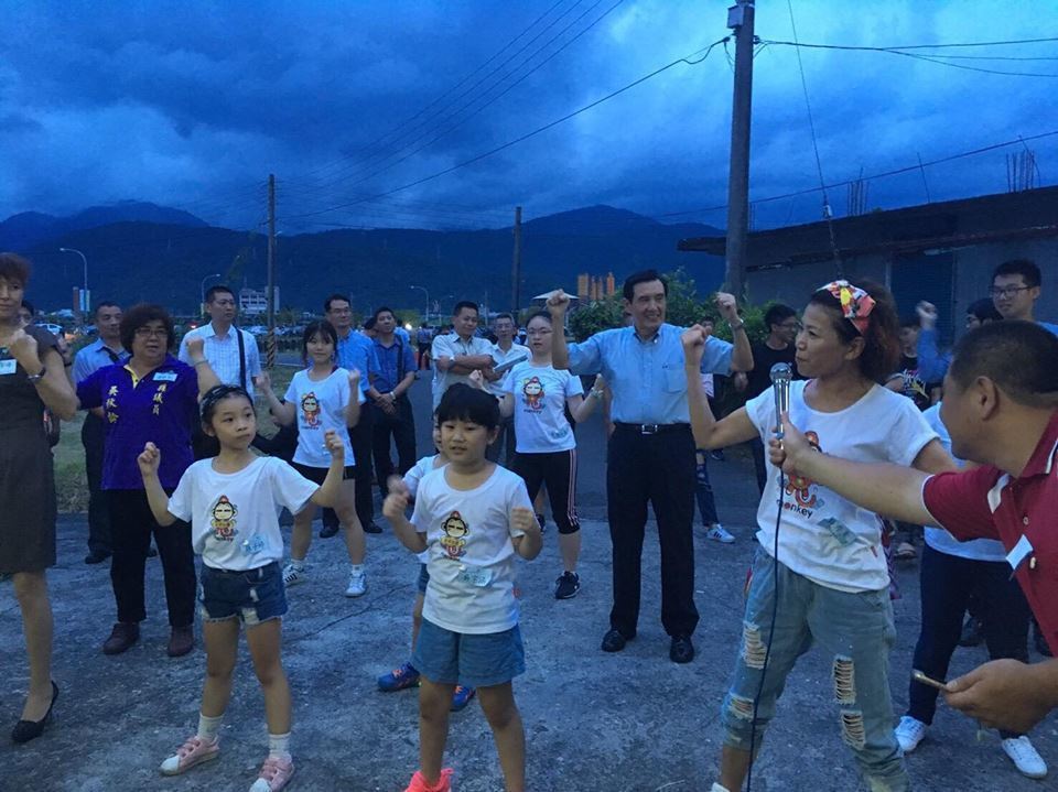 和弱勢生跳舞,從頭到尾都落拍。馬英九:“請原諒我的手腳不協調,我真的盡力了……” 和弱勢生跳舞,從頭到尾都落拍。馬英九:“請原諒我的手腳不協調,我真的盡力了……”