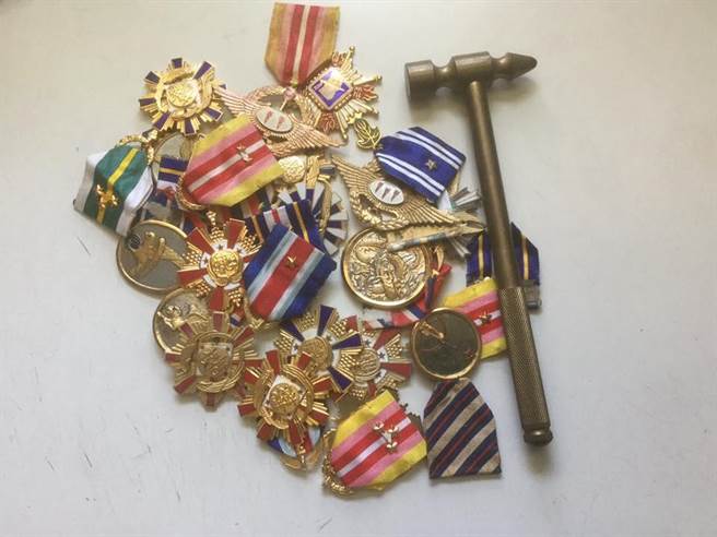 臺(tái)退役飛官怒砸勛章反年改 他吁用鐵槌做更有意義的事 臺(tái)退役飛官怒砸勛章反年改 他吁用鐵槌做更有意義的事