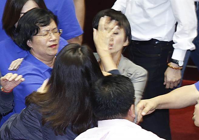民進黨“立委”邱議瑩(中后)在搶國民黨麥克風時,遭國民黨“立委”許淑華(中,背對鏡頭者)賞一巴掌 民進黨“立委”邱議瑩(中后)在搶國民黨麥克風時,遭國民黨“立委”許淑華(中,背對鏡頭者)賞一巴掌