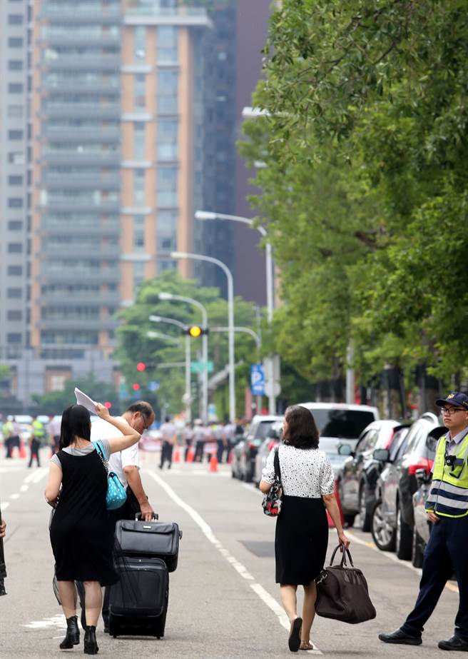 蔡英文出行為避抗議群眾 兩路口開外就實行交通管制 蔡英文出行為避抗議群眾 兩路口開外就實行交通管制