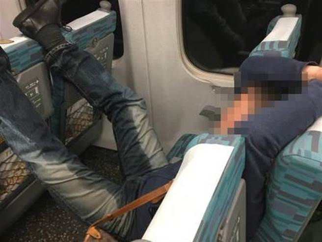 吐槽大會(huì):臺(tái)南幼兒園被曝老師虐童 大學(xué)生拾金不昧反遭肉搜 吐槽大會(huì):臺(tái)南幼兒園被曝老師虐童 大學(xué)生拾金不昧反遭肉搜