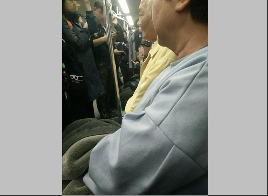 女生因生理痛坐博愛座 老伯逼她讓位還動手“替你媽教育你” 女生因生理痛坐博愛座 老伯逼她讓位還動手“替你媽教育你”