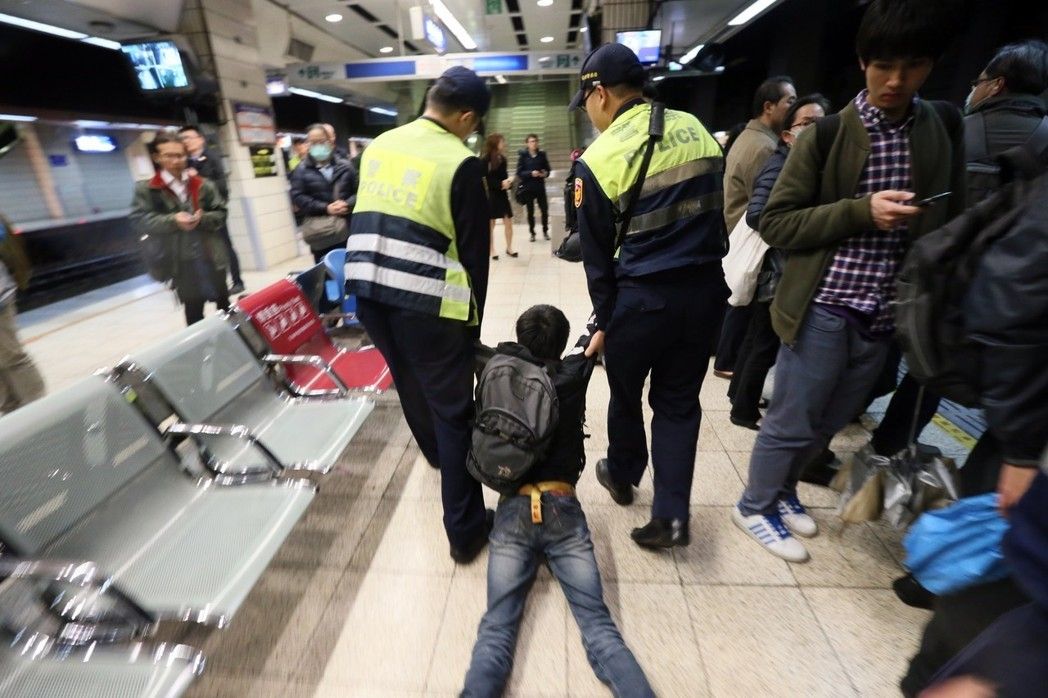 �P�Ąڹ��������ʹ����Ӣ�ı��Լ��xǰ��Փ���[Ę