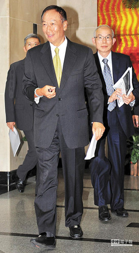 鴻海今發(fā)股息董事長(zhǎng)郭臺(tái)銘個(gè)人29億臺(tái)幣入袋 鴻海今發(fā)股息董事長(zhǎng)郭臺(tái)銘個(gè)人29億臺(tái)幣入袋