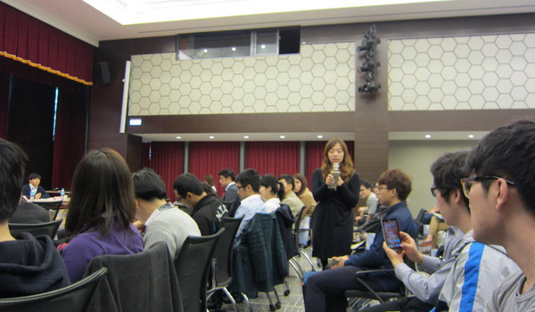 海基會(huì)26日舉辦在陸臺(tái)生座談與臺(tái)資企業(yè)招募人才媒合,有12家臺(tái)資企業(yè)征才,出席的臺(tái)生則約有150人 海基會(huì)26日舉辦在陸臺(tái)生座談與臺(tái)資企業(yè)招募人才媒合,有12家臺(tái)資企業(yè)征才,出席的臺(tái)生則約有150人