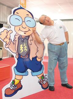 昨天,臺中市長胡志強官網成立,胡志強站在可愛版公仔旁,歪頭手插口袋搞笑模仿。(圖/聯合報)