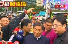張安樂現身抗議現場 嗆學生占“立法院“是土匪