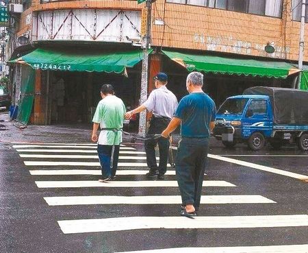 37歲男子吵著要喝飲料 失明老父用繩子綁住帶出門 37歲男子吵著要喝飲料 失明老父用繩子綁住帶出門