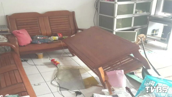 母親不給買手機 臺灣少年拿榔頭砸毀家(圖) 母親不給買手機 臺灣少年拿榔頭砸毀家(圖)