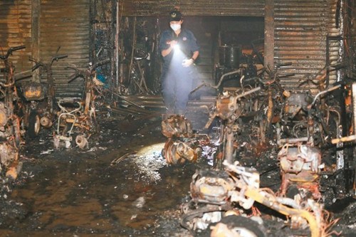 臺男子疑車行老板修車時偷油縱火燒7屋37車