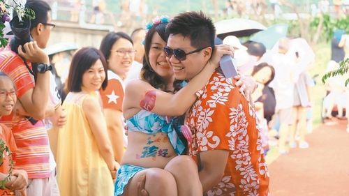 有人玩起新娘抱。臺灣《聯合報》記者張芮瑜/攝影