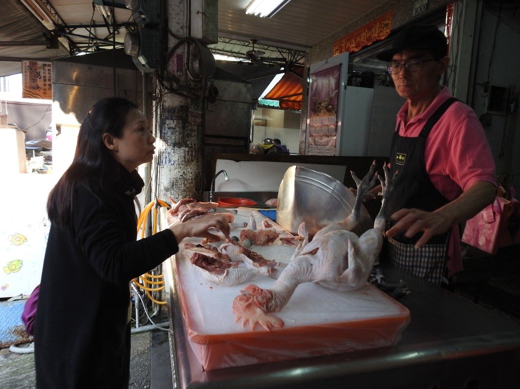 臺市場上現"搶雞"現象 業者怨臺當局不顧百姓生計 臺市場上現"搶雞"現象 業者怨臺當局不顧百姓生計