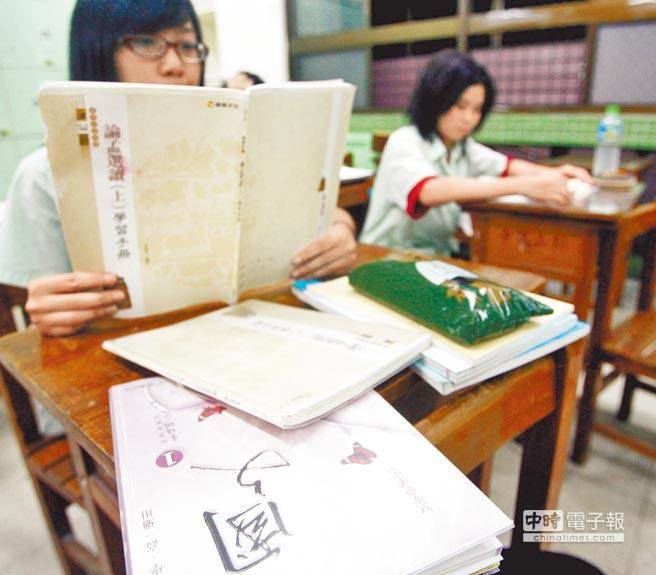 臺大教授談文言文爭議:“門外漢”決定語文教育 臺大教授談文言文爭議:“門外漢”決定語文教育