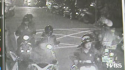 “別搶我女友!”高中生撂情敵談判扔信號彈