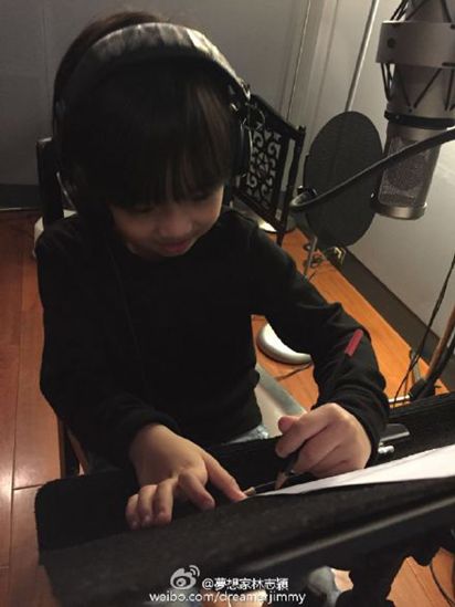 林志穎微博曬Kimi工作照 認真可愛模樣獲網友稱贊