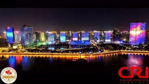 �DƬĬ�J���}