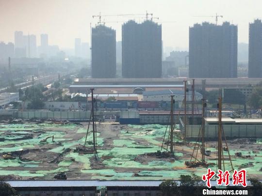 鄭州農業路西段“亞新美好城邦”項目剛動工即涉違規銷售被房管部門通報,目前仍頂風加推。 董飛 攝