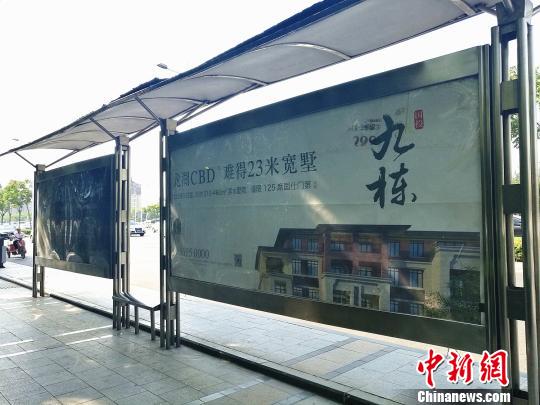 鄭州東區“國投九棟”項目在街面的廣告宣稱“濱水墅院,國仕門第”,同樣涉嫌違規銷售被通報。 董飛 攝