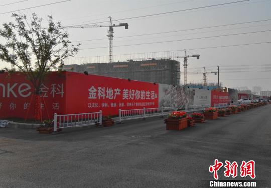 位于鄭州高新區的“金科城”項目此前開盤宣稱熱銷千套,卻被曝3棟樓無預售證。 董飛 攝