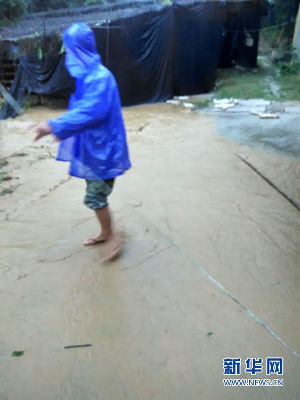 網友“刷屏”致敬臺風中遇難的好支書周炳耀