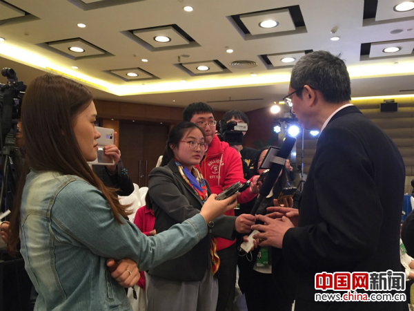 2016年博鰲論壇期間,中國網記者尚陽(左一)采訪與會嘉賓。