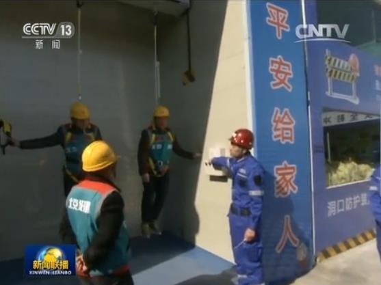 北京城市副中心建設指揮部辦公室主任鄭志勇:當時農(nóng)民工正接受這種體驗,總書記問他穿著這個鞋,釘子能不能扎穿?上頭落下來的物體會不會把腳扎傷?總書記還關心說這個鞋是你們發(fā)的還是他們自己買的?我們說這是勞動保護,都是我們統(tǒng)一發(fā)的,沒想到總書記會問這么細的問題。