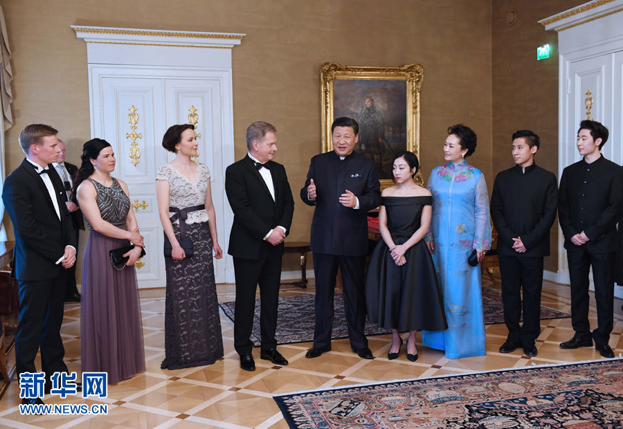 當(dāng)?shù)貢r間4月5日晚,國家主席習(xí)近平和芬蘭總統(tǒng)尼尼斯托在赫爾辛基共同會見剛剛參加完2017年世界花樣滑冰錦標(biāo)賽的中芬兩國冰雪運動員代表。習(xí)近平夫人彭麗媛和尼尼斯托夫人豪吉歐參加會見。新華社記者 饒愛民 攝