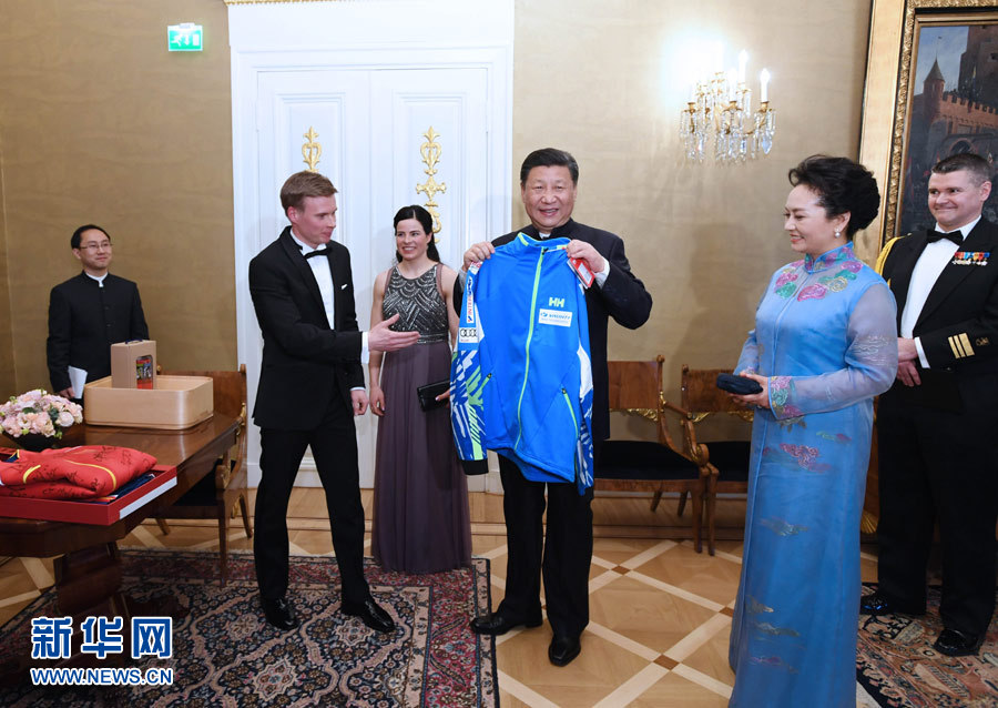 當(dāng)?shù)貢r間4月5日晚,國家主席習(xí)近平和芬蘭總統(tǒng)尼尼斯托在赫爾辛基共同會見剛剛參加完2017年世界花樣滑冰錦標(biāo)賽的中芬兩國冰雪運動員代表。習(xí)近平夫人彭麗媛和尼尼斯托夫人豪吉歐參加會見。這是芬蘭運動員向習(xí)近平和夫人彭麗媛贈送運動衣。新華社記者 饒愛民 攝