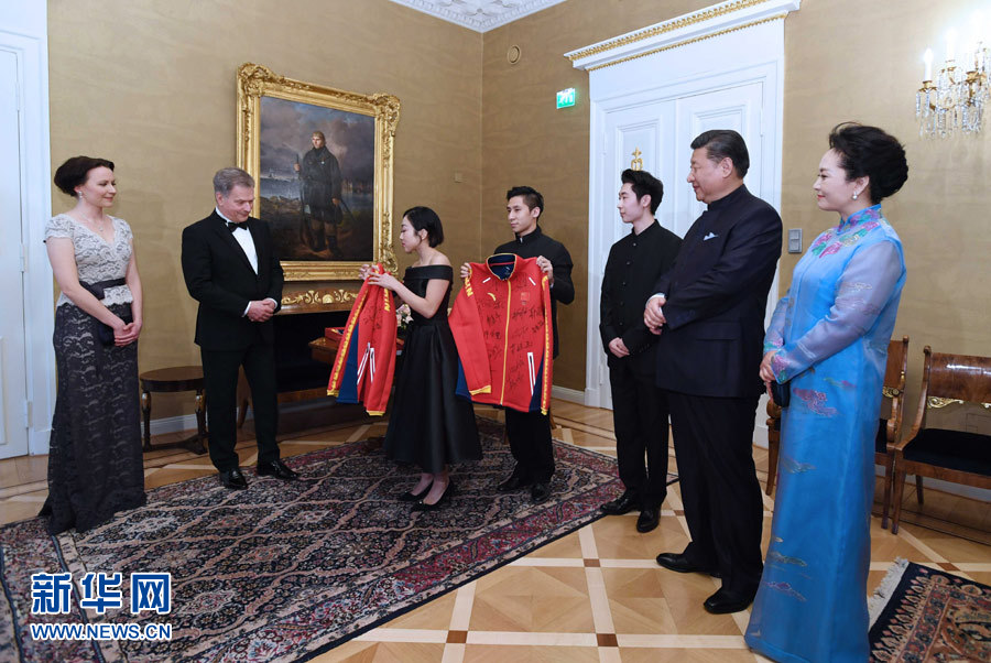 當(dāng)?shù)貢r間4月5日晚,國家主席習(xí)近平和芬蘭總統(tǒng)尼尼斯托在赫爾辛基共同會見剛剛參加完2017年世界花樣滑冰錦標(biāo)賽的中芬兩國冰雪運動員代表。習(xí)近平夫人彭麗媛和尼尼斯托夫人豪吉歐參加會見。這是中國運動員向尼尼斯托和夫人豪吉歐贈送運動衣。新華社記者 饒愛民 攝