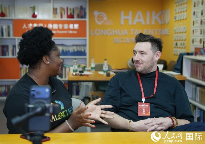 尼日利亞籍創業者馬爾維斯·烏福馬杜(左一)接受人民網外專柯明可采訪。人民網記者 符武平攝