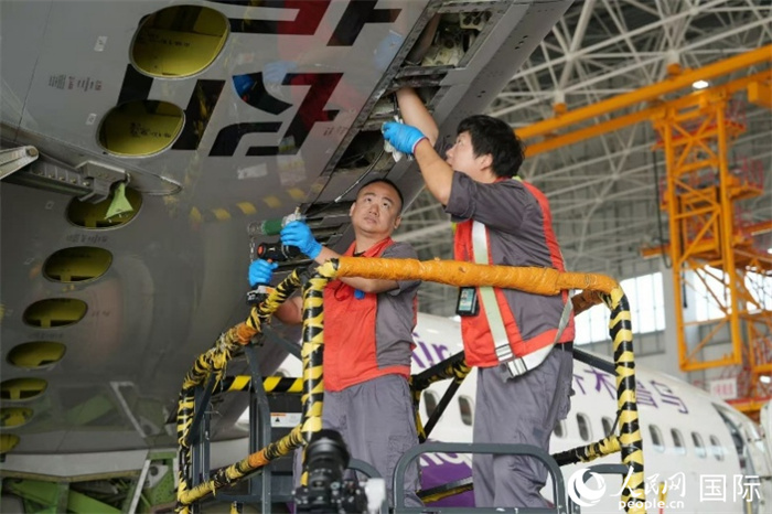 根據海南自貿港優惠政策,入境維修飛機可免繳保證金,進口維修零件享受保稅優惠。人民網記者 符武平攝