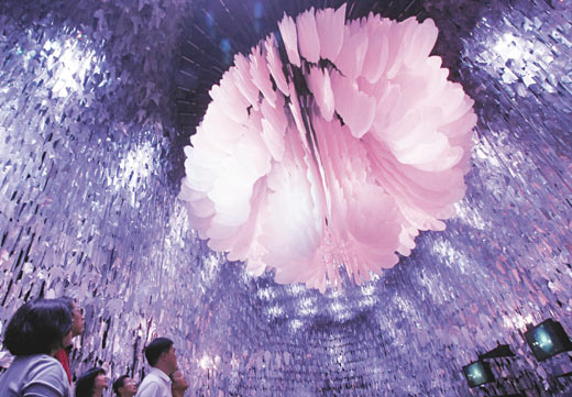 �����������^�����d�ľ޴󻨰��Ԍm��׌���^�񱊻������x�������ڻ����Ԍm�У�͸�^���f�����^�̣�����ֲ���c���x�Ļ��������P(gu��n)ϵ���DƬ��Դ���_����(li��n)�ψ�