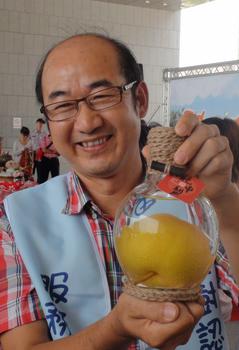 胡志強將會張志軍欲以"瓶中梨"當伴手禮 推銷農產品 胡志強將會張志軍欲以"瓶中梨"當伴手禮 推銷農產品