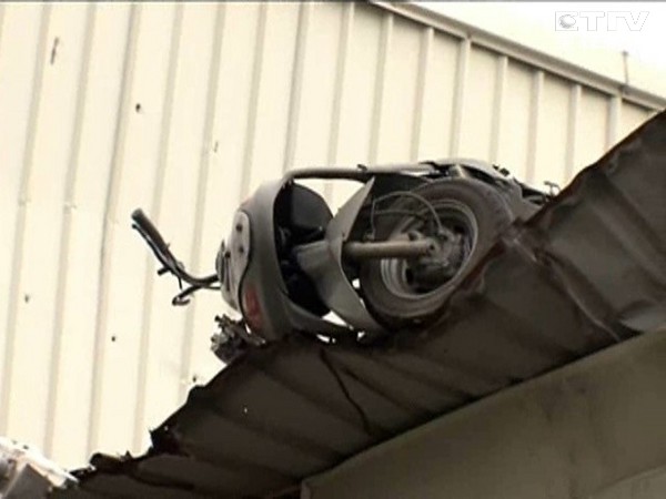 王老板妻兒想起店內(nèi)插頭沒(méi)有拔,擔(dān)心會(huì)釀禍,就連忙騎機(jī)車要到店里,半路卻被氣爆炸飛 王老板妻兒想起店內(nèi)插頭沒(méi)有拔,擔(dān)心會(huì)釀禍,就連忙騎機(jī)車要到店里,半路卻被氣爆炸飛