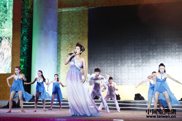 臺灣歌手彭立演唱歌曲《兩岸一家親》 臺灣歌手彭立演唱歌曲《兩岸一家親》