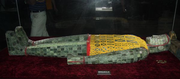 竇綰金縷玉衣(中國臺灣網 郭曉康攝) 竇綰金縷玉衣(中國臺灣網 郭曉康攝)