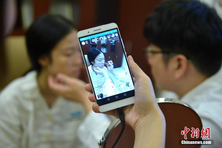 �ɶ�90��Ů�����������g �W�jֱ��ȫ�^��