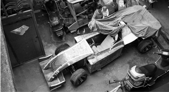 小伙花2萬多元山寨F1賽車最高時速60公里(圖)